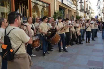 La Colla de Xirmitab’s de Xàbia animó la Feria de Artesanía por las calles del Centro Histórico de Jávea