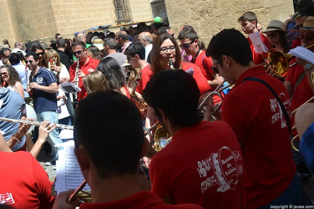 La banda de música de Jávea en la plaza de la iglesia de Jávea el día de Pascua