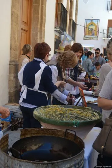 Las amas de casa de Jávea montaron un stand en la feria del día de Pascua en el que realizaban y vendían productos artesanos