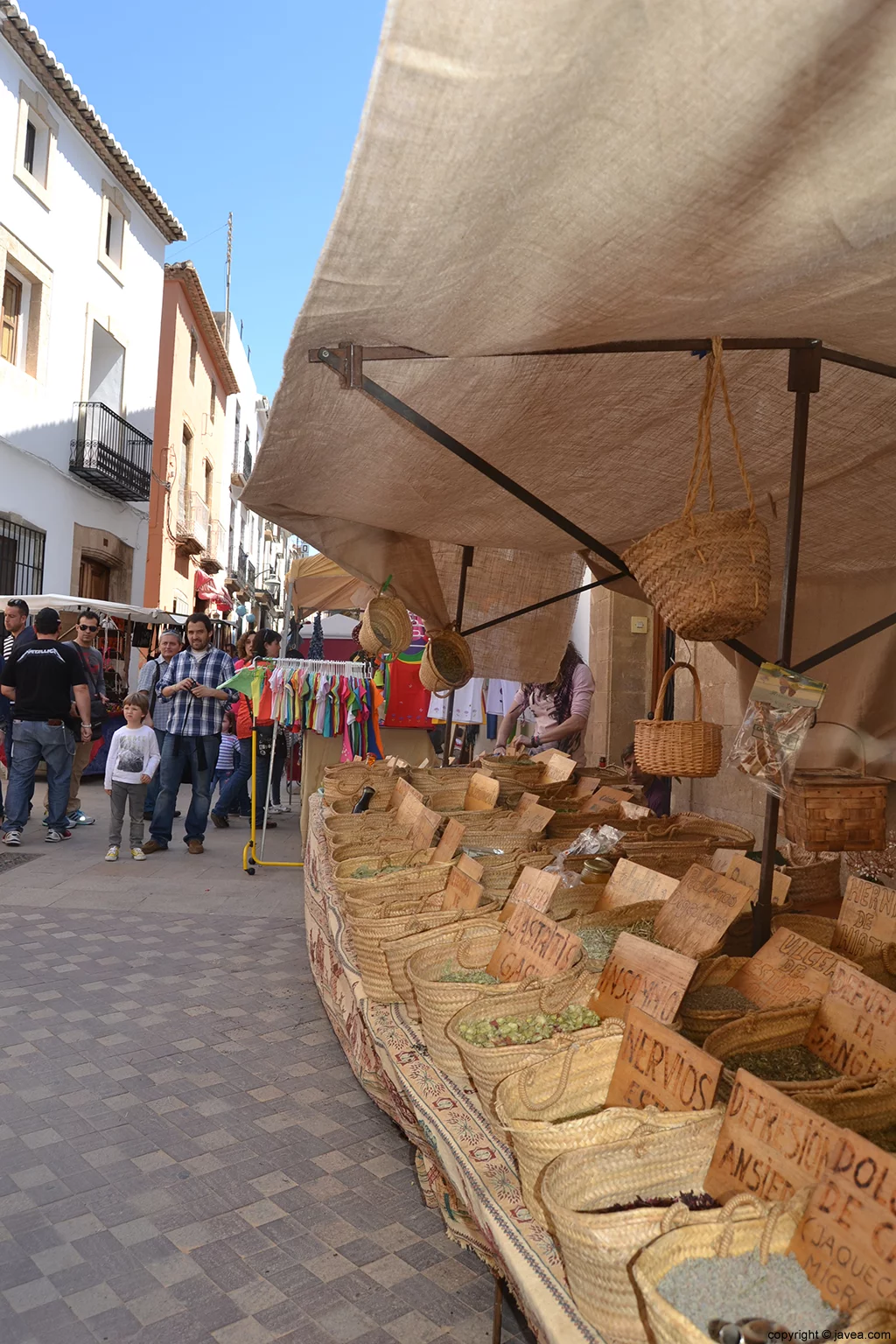 Las calles del Centro Histórico de Jávea se llena de artesanía durante la Semana Santa
