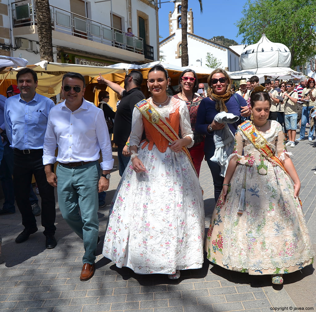 Las representantes de Fogueres de Sant Joan y autoridades en la Feria de Artesanía de Jávea
