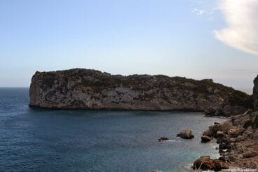 L’escull frente a cala ambolo de Jávea