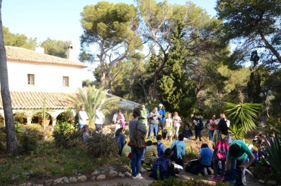 Los escolares de Jávea visitan el jardín-bosque de la familia Lambert