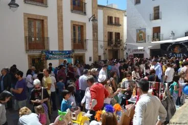 Los vecinos y vecinas de Jávea se reunieron en la plaza de la iglesia el domingo de Pascua