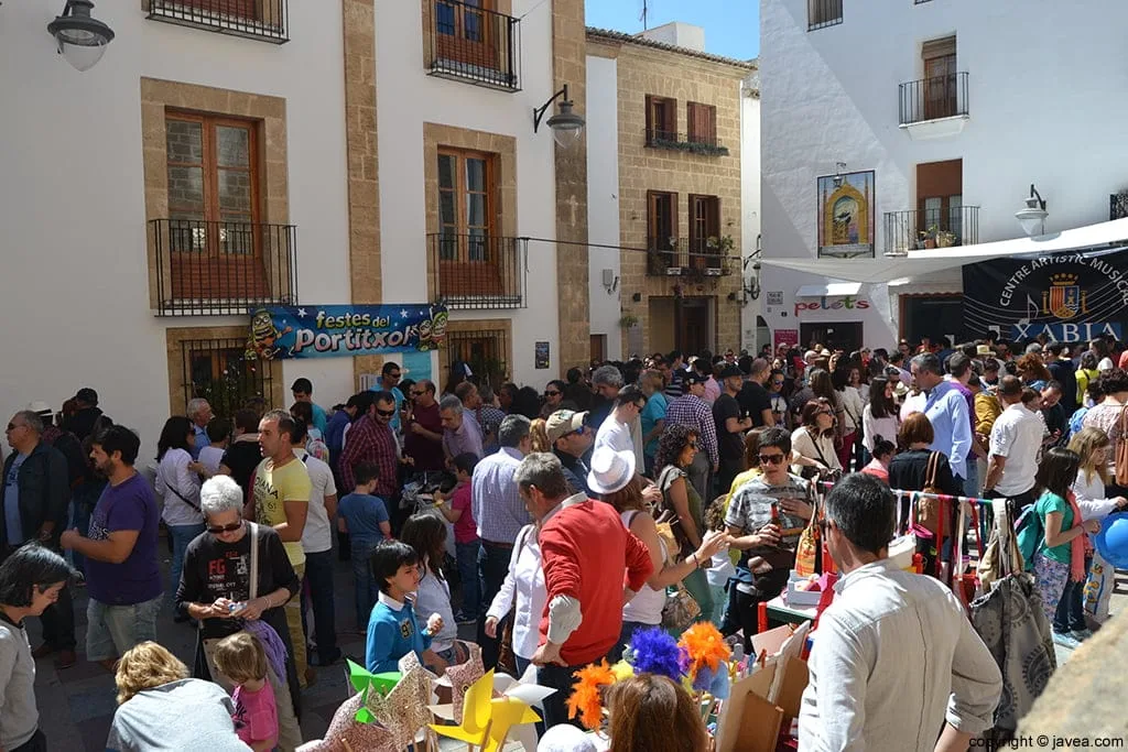 Los vecinos y vecinas de Jávea se reunieron en la plaza de la iglesia el domingo de Pascua