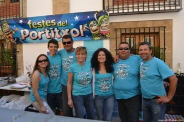 Miembros de les festes del portitxol de Xàbia en una barra de la feria del día de pascua en Jávea