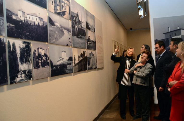Mila Boutan mostrando las obras de la familia Lambert