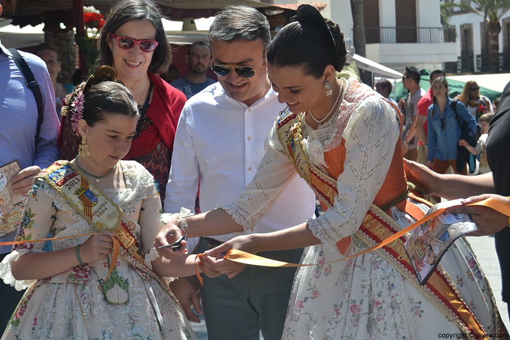 Olivia Clemente y Ángela Devesa cortando la cinta que inauguraba la Feria de Artesanía de Jávea