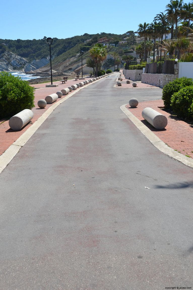 Promenade führt zu Cala Blanca und in denen es Chalets zum Meer