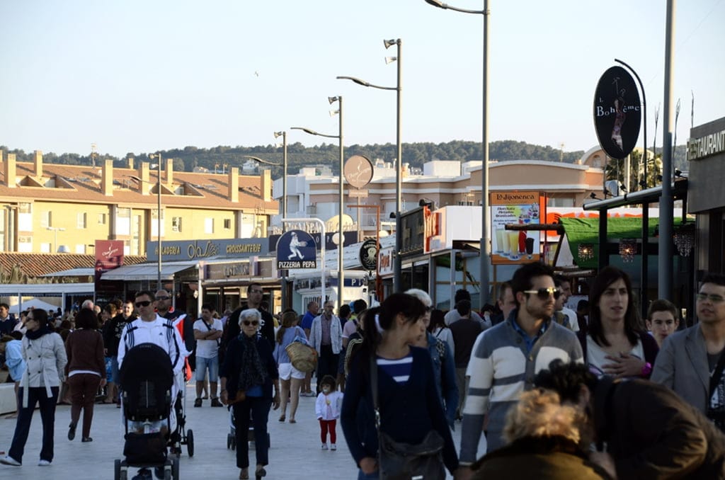 Paseo del tenista David Ferrer de Jávea durante la Semana Santa