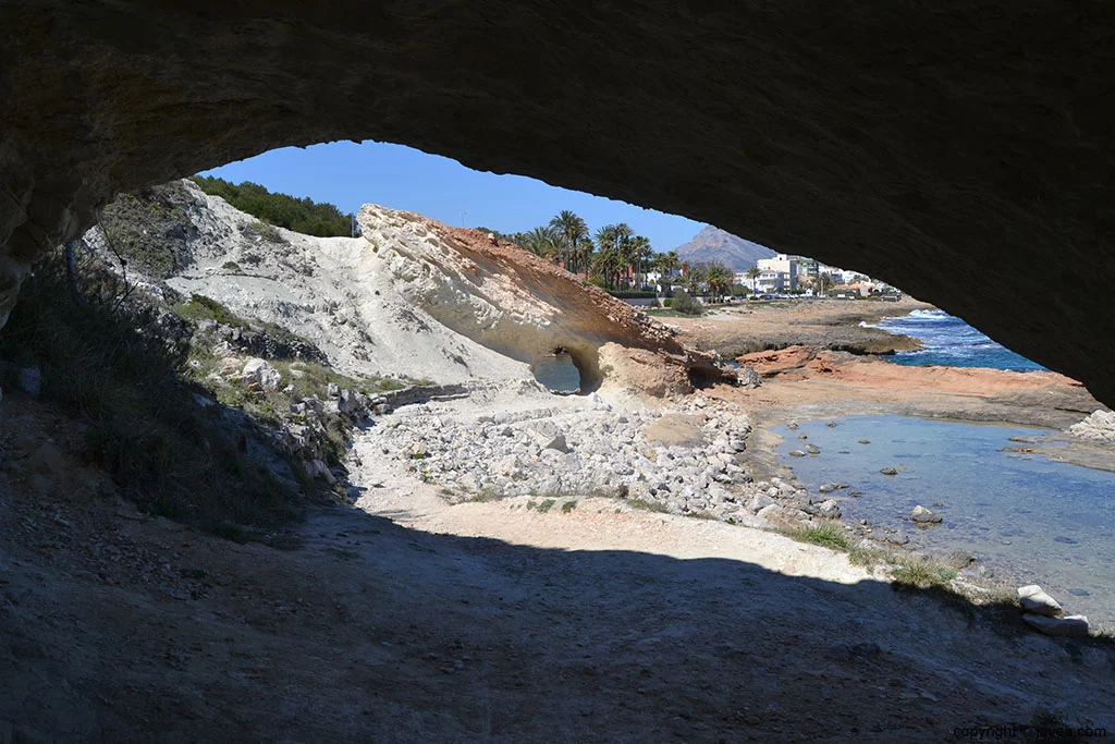 Pequeñas cuevas en cala blanca en Jávea