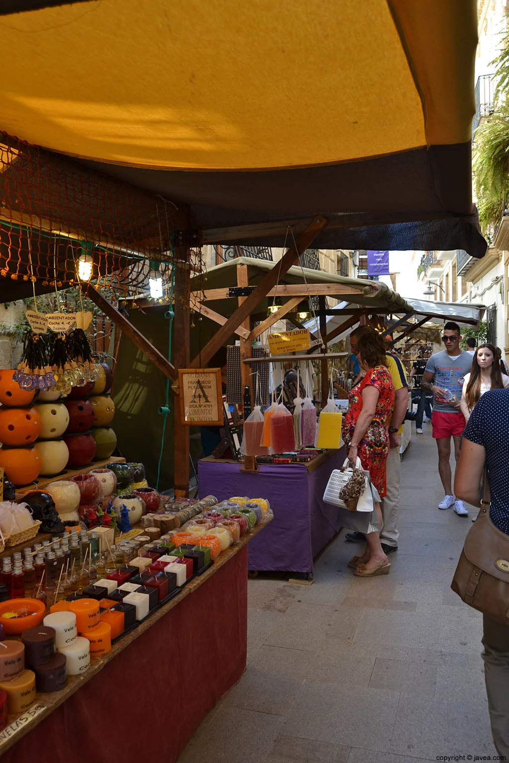 Puestos de la Feria de Artesanía de Semana Santa en la calle mayor de Jávea