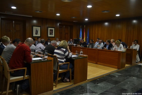 Salón de plenos del Ayuntamiento de Jávea durante la celebración del pleno ordinario de abril