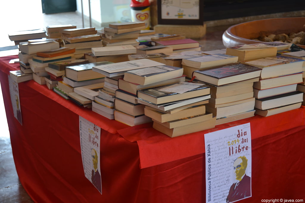 Se ha instalado un punto de bookcrossing en el Mercat Municipal de Xàbia para conmemorar el Día Internacional del Libro