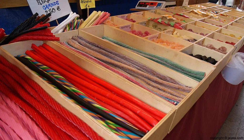 Stand de chucherías artesanas en la Feria de Artesanía de Jávea.
