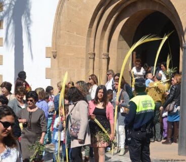 Vecinos de Jávea saliendo del convento de las agustinas de Jávea