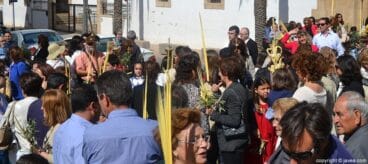 Vecinos y vecinas de Jávea en la Placeta del Convent de Jávea en el domigno de ramos