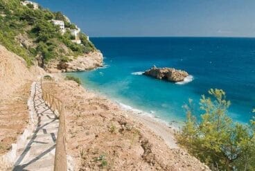 Escaleras de acceso a la Cala Ambolo