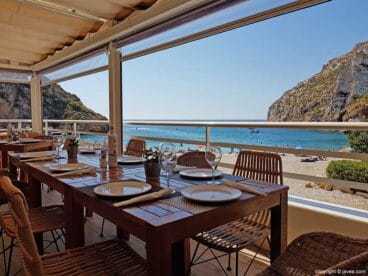Terraza del Restaurante Sur, a pie de la playa Granadella