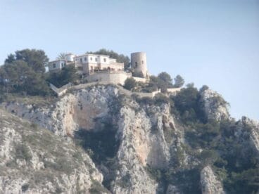 Torre de Ambolo situada en una parcela privada