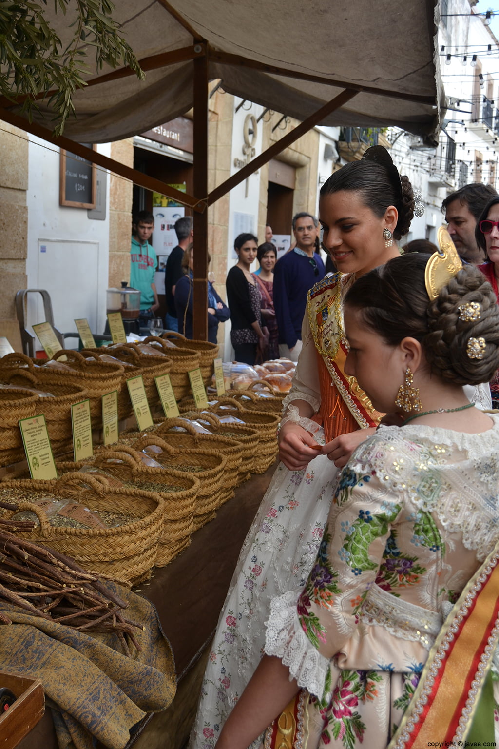 Ángela Devesa y Olivia Clemente visitando los puestos de la Feria de Artesanía