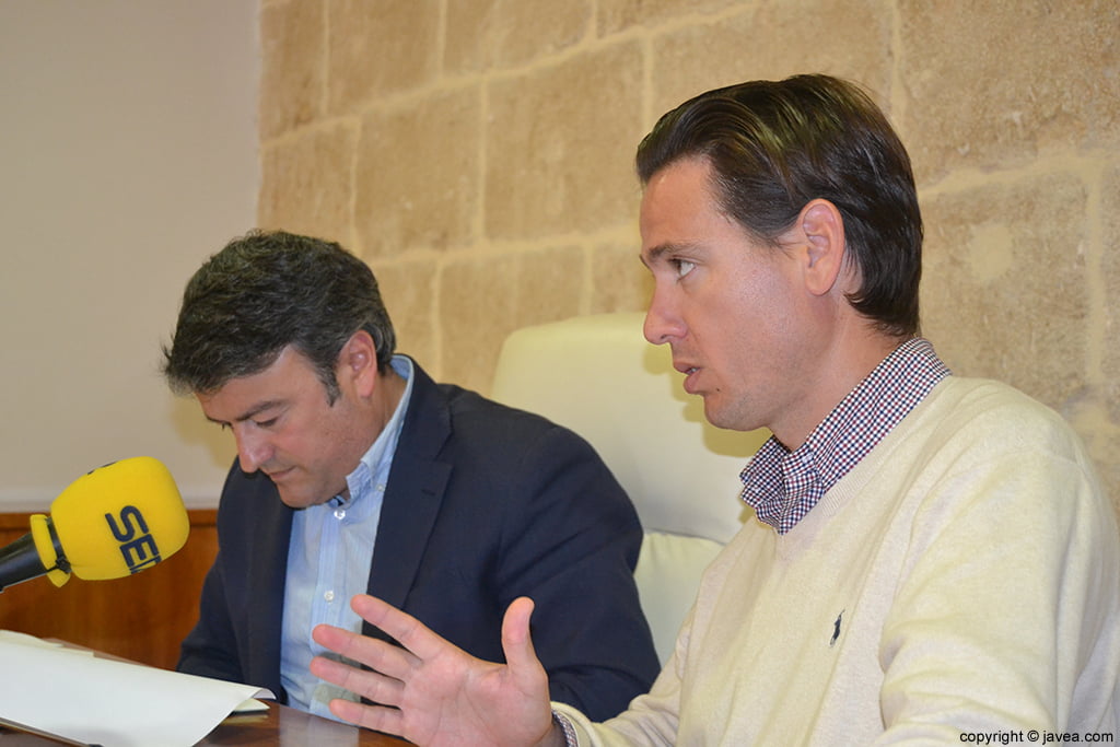 Óscar Antón y José Chulvi presentando la modificación de créditos