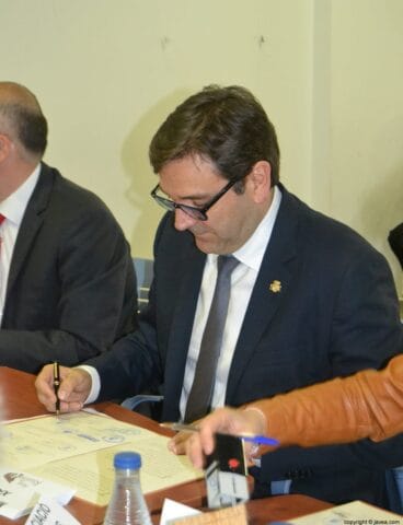 Antonio Miragall firmando el documento de la Ruta dels Riuraus de la Marina Alta