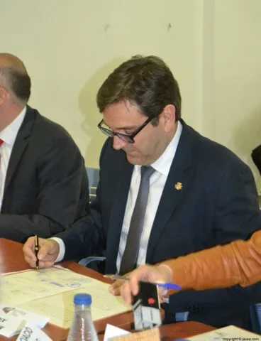 Antonio Miragall firmando el documento de la Ruta dels Riuraus de la Marina Alta