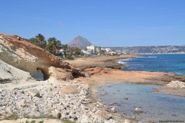 Cala Blanca en Jávea es una cala pequeña y familiar