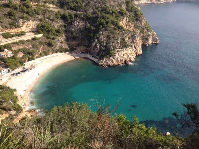 Cala Granadella en Jávea vista desde la senda que lleva al Castell de la Granadella
