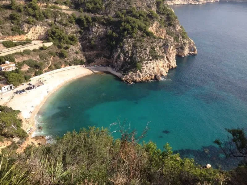 Cala Granadella en Jávea vista desde la senda que lleva al Castell de la Granadella