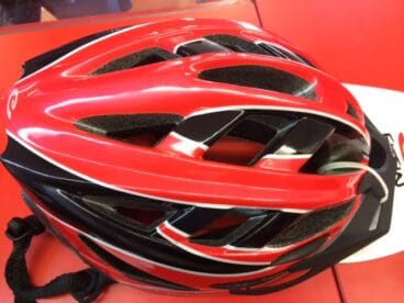 Casco de ciclista rojo Jávea