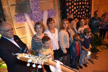 Catequistas de comunión en la cruz de la casa primicias