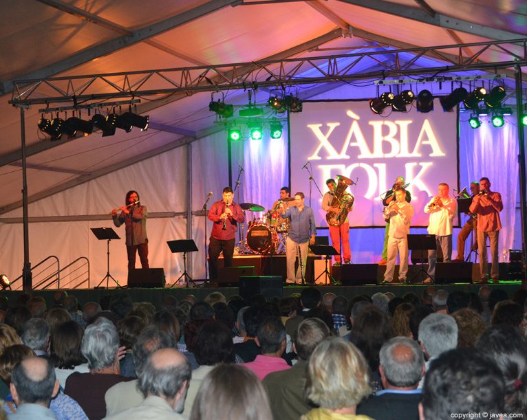 El Festival Xàbia Folk en Xàbia con la actuación de la Romàntica del Saladar