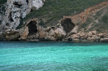 El agua de Cala Granadella en Jávea