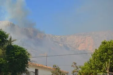 El denso humo dificultaba la visibilidad de los medio aéreos en las labores de extinción