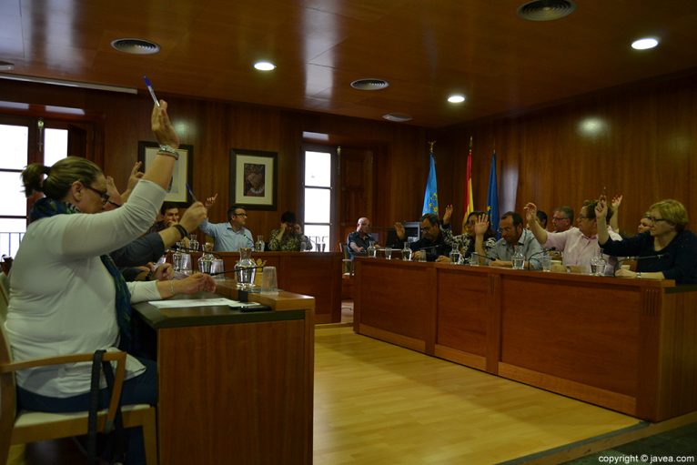 El salón de plenos del Ayuntamiento de Jávea durante una sesión plenaria extraordinaria