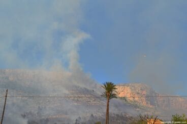 El viento dificulta las labores de extinción de los medio aéreos