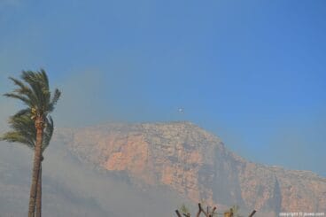 El viento dificulta las labores de extinción en el incendio del Montgó