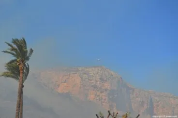 El viento dificulta las labores de extinción en el incendio del Montgó