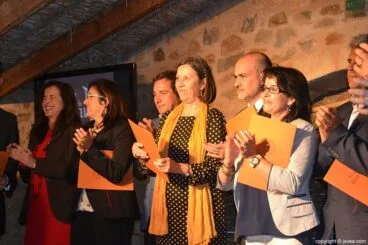 Empar Bolufer edil de cultura recogió el documento firmado en nombre del alcalde de Jávea José Chulvi