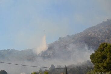 Helicóptero entre el humo durante las labores de extinción