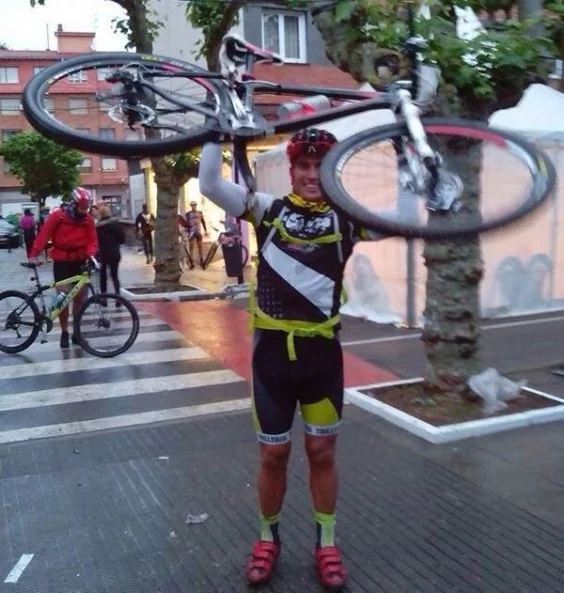 Eduardo Monfort lanza su bicicleta al aire
