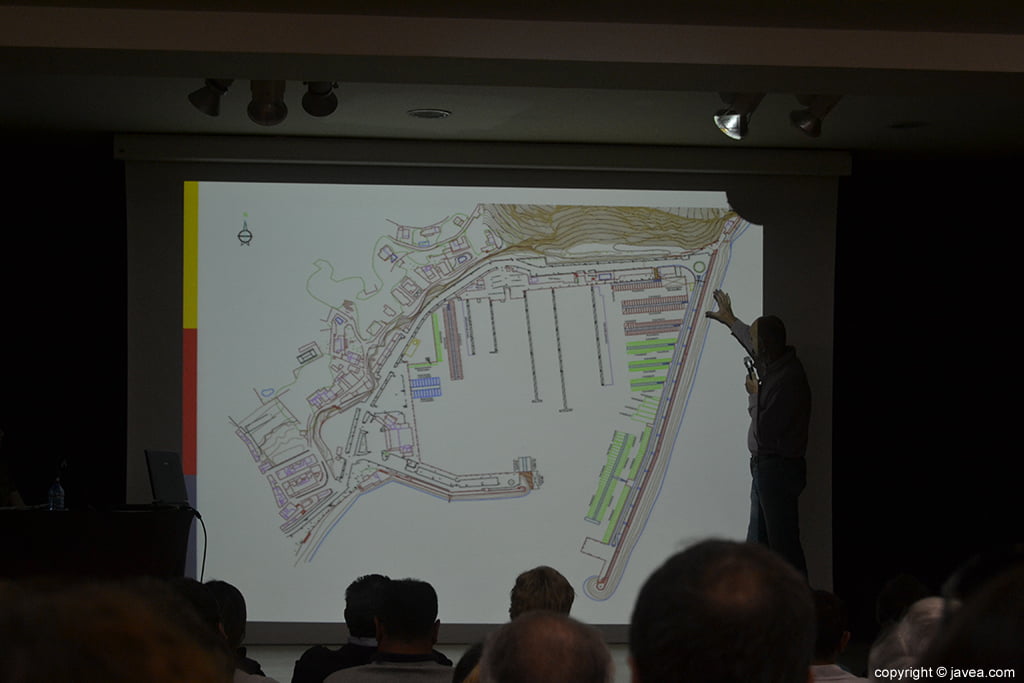 Ignasi Astor señalando los planos de la reordenación del puerto de Jávea