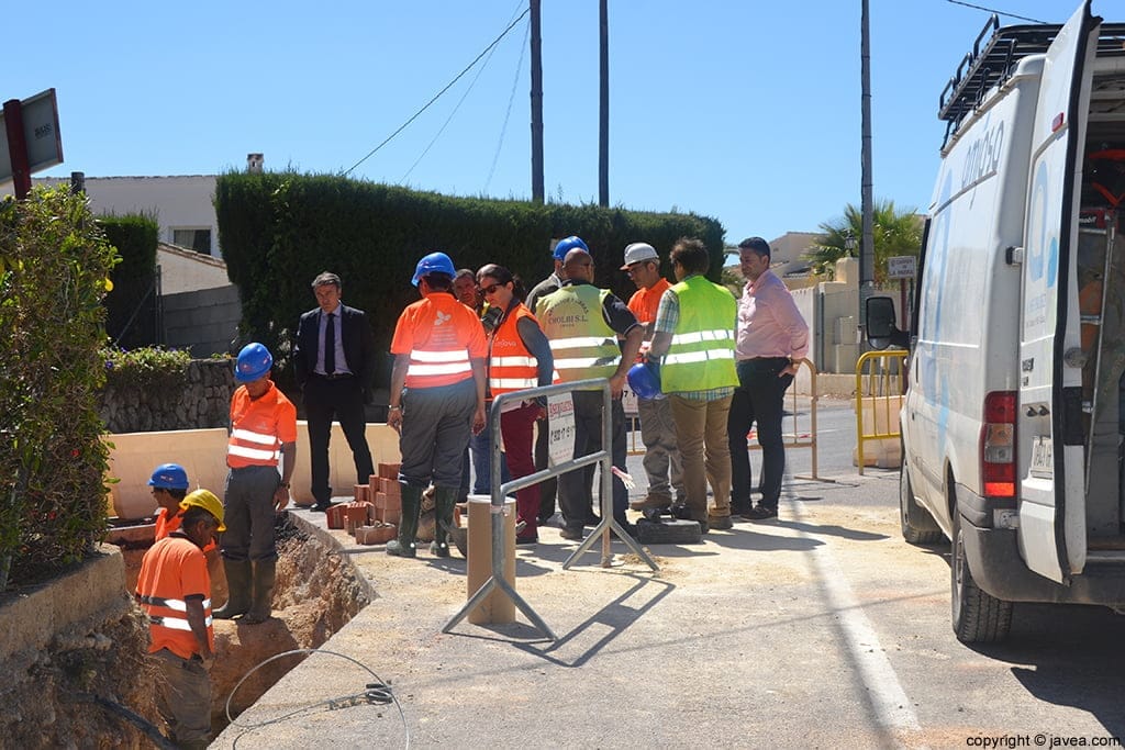 José Chulvi y Juan Luís Cardona con los trabajadores de Amjasa y alumnos del plan empleo