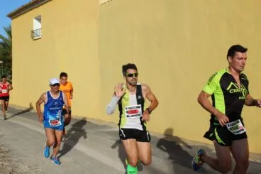 Juanjo Vallés saludando en plena carrera