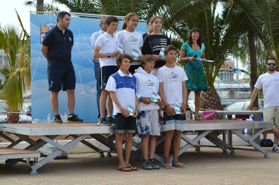 Julia Miñana en el podium junto a Enrique Luján y Luis Aroca