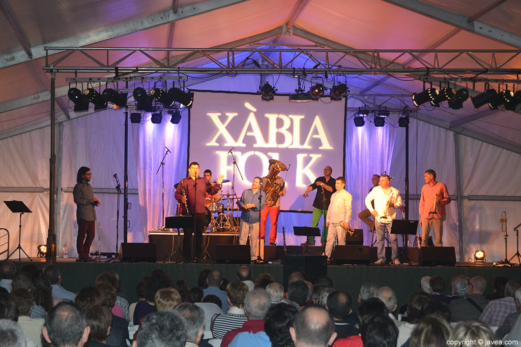 La Romàntica del Saladar durante su actuación en el Festival Xàbia Folk