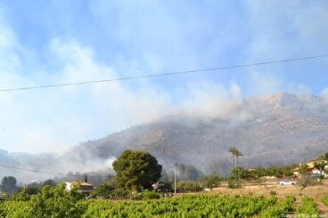 La falda del Montgó llena de focos durante el incendio
