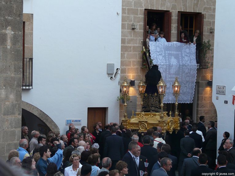 La imagen de Jesús Nazareno en el comienzo de la procesión de su subida a la ermita del Calvario